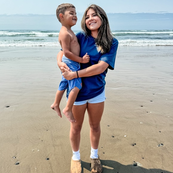 Meet your Posher, Lilyana - Picture 1 of 3